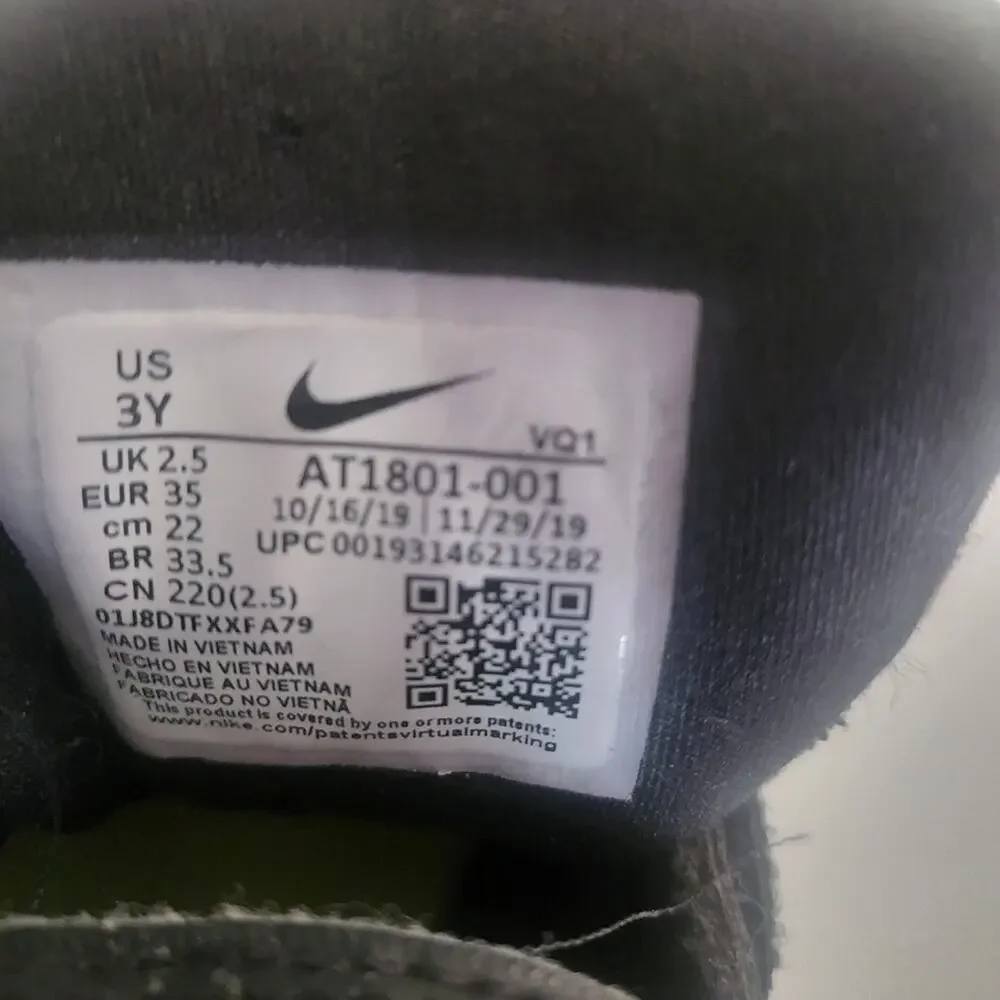 Nike 3 youth black no tie sneakers